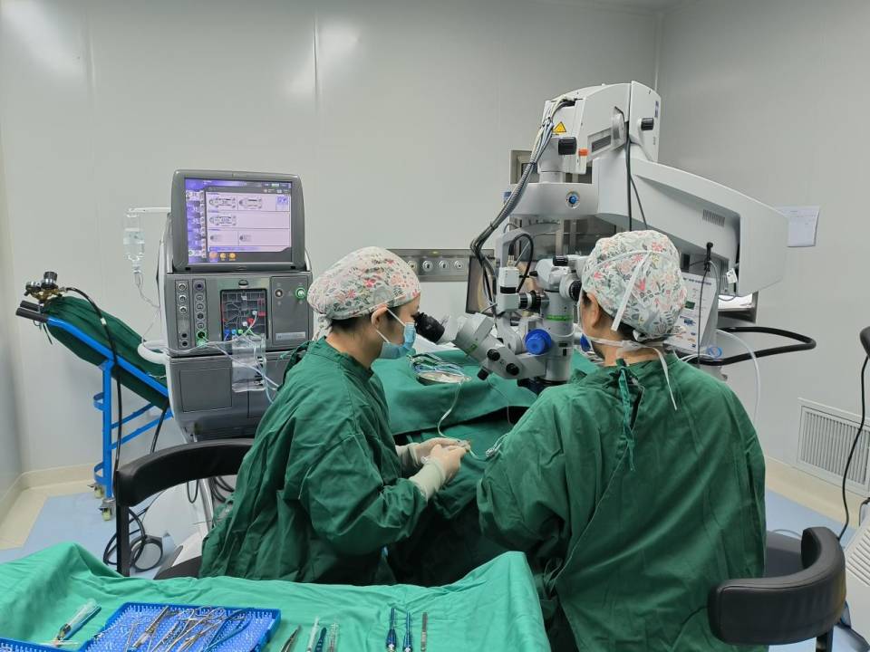 眼科尖端手术的标志！ 华厦渝州眼科医院成功开展首台微创玻切手术