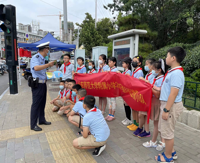 山东师范大学附属小学五年级八班开展“‘平安济南’我带头“活动