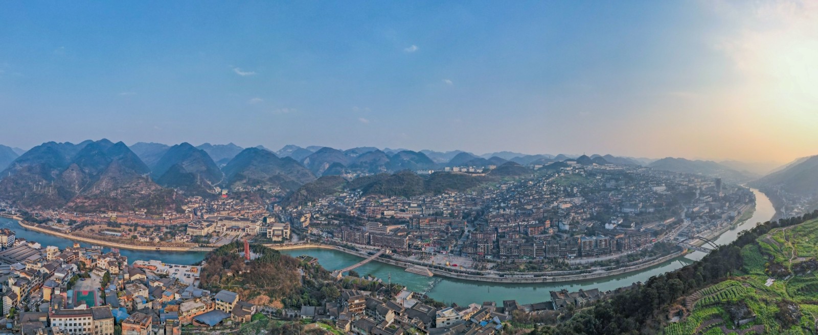 赤茅台镇-赤水河谷全景图旧人酱香,一个新兴的文化酱酒品牌.