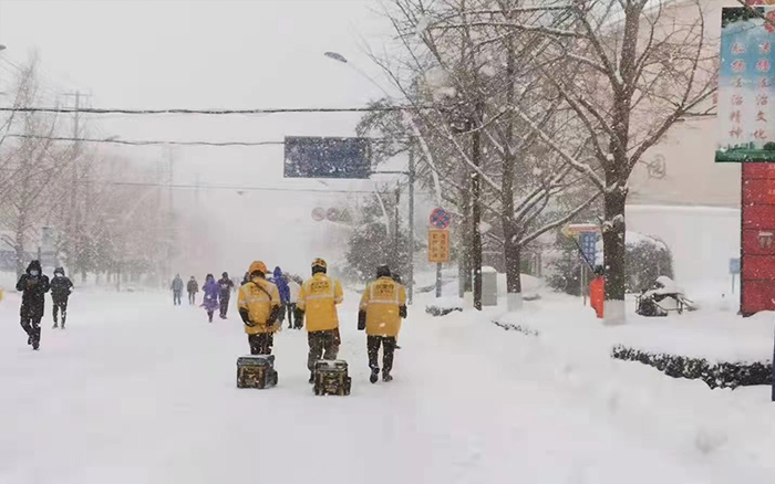 沈阳遇十年来最强暴雪 700CC暖心行动温暖沈城